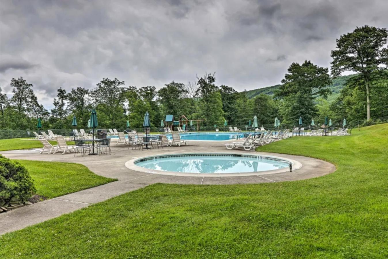 Pocono Mountain Home , Hot Tub- 1 Mile To Skiing! تانيرسفيل المظهر الخارجي الصورة